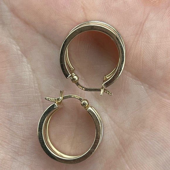 Dual tone hoop earring yellow and white gold - Picture 6 of 10